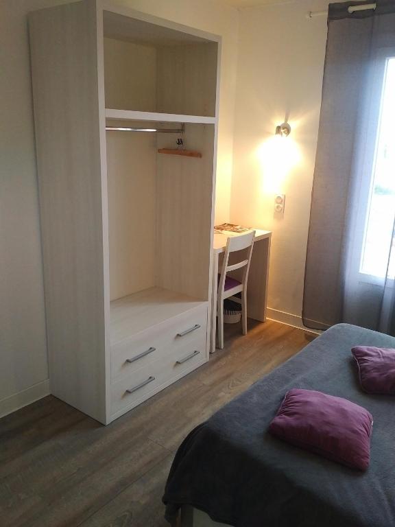 Postel nebo postele na pokoji v ubytování Logis Hôtel Le pont d'Arcole