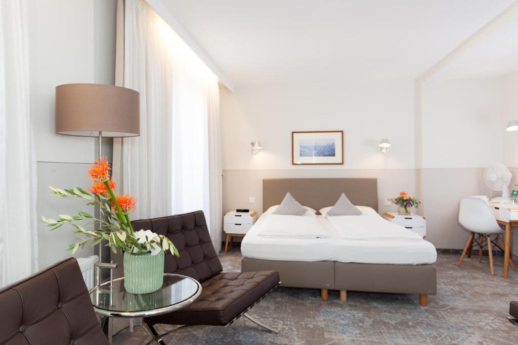 una camera d'albergo con letto e tavolo di Franziskaner a Würzburg