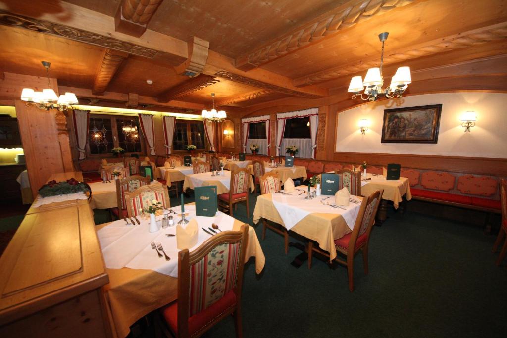 Reštaurácia alebo iné gastronomické zariadenie v ubytovaní Hotel Almhof