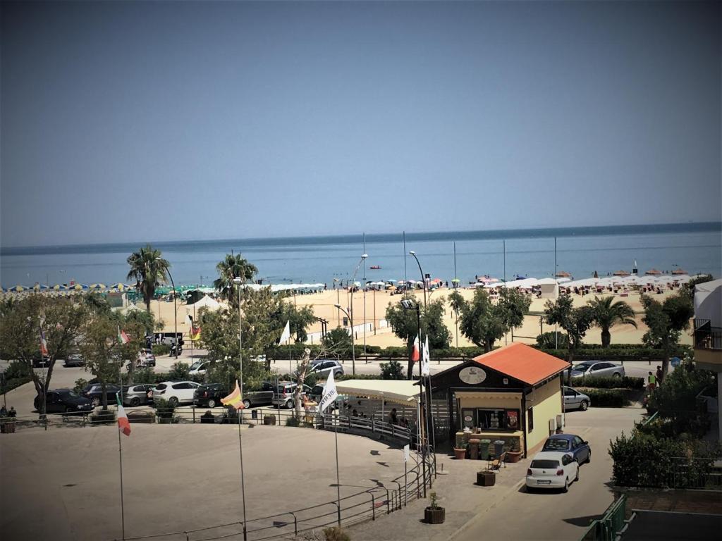 un aparcamiento junto a una playa con coches aparcados en Happy Marina en Vasto