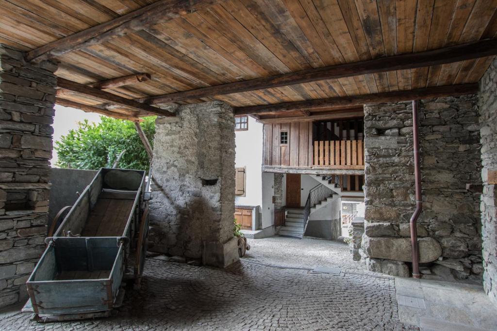 een uitzicht op een gebouw met een houten plafond bij Maison De Meuny in Courmayeur