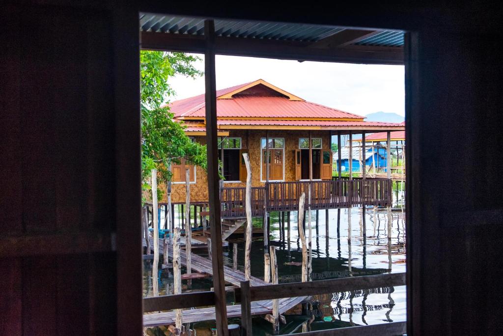 Balkón nebo terasa v ubytování Innthar Lodge Home Stay