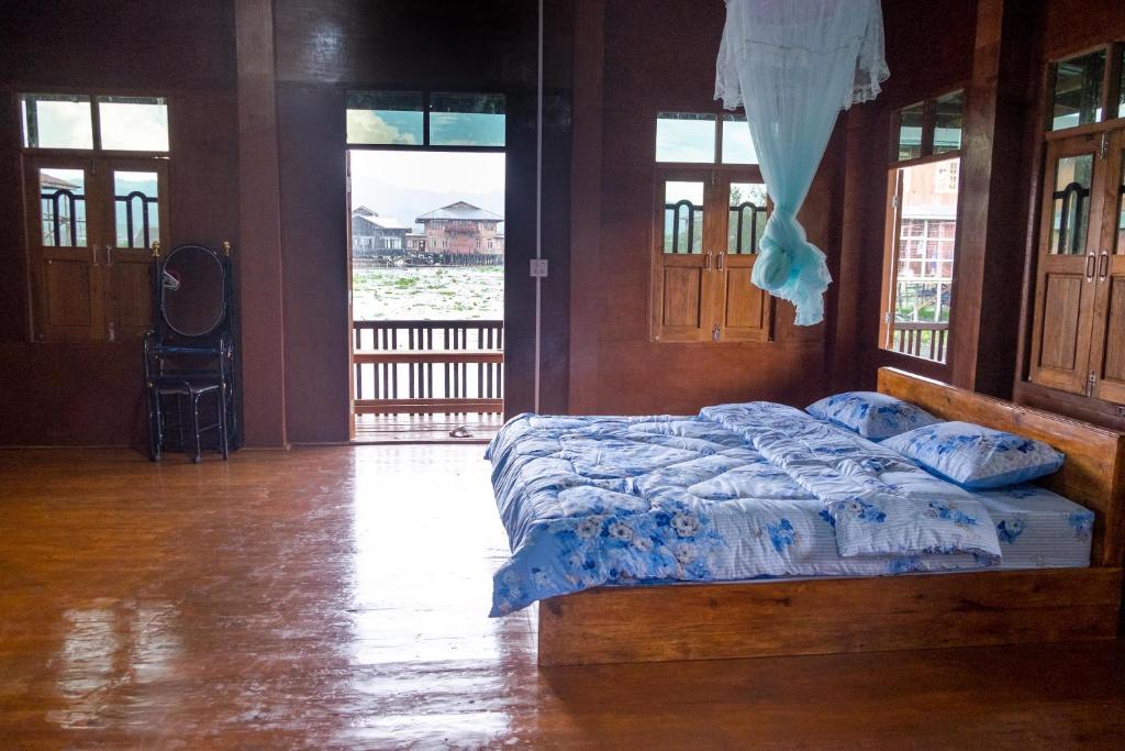 Postel nebo postele na pokoji v ubytování Innthar Lodge Home Stay