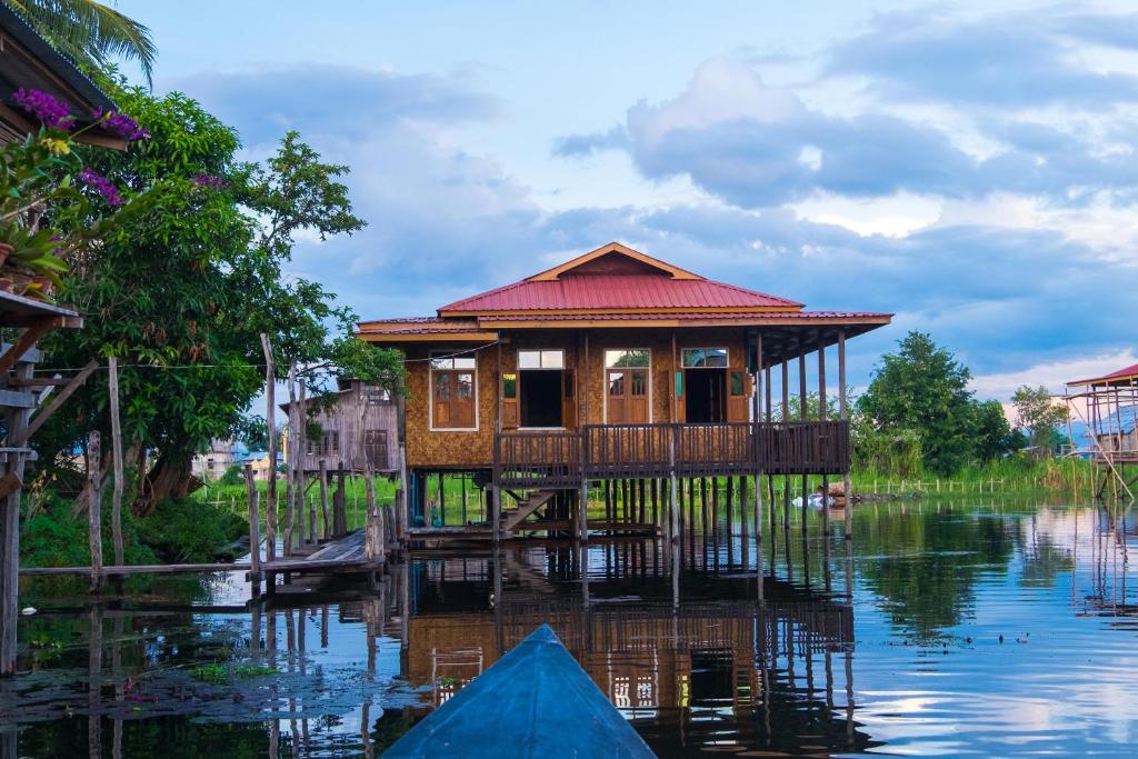 una casa en medio de un cuerpo de agua en Innthar Lodge Home Stay, en Ywama