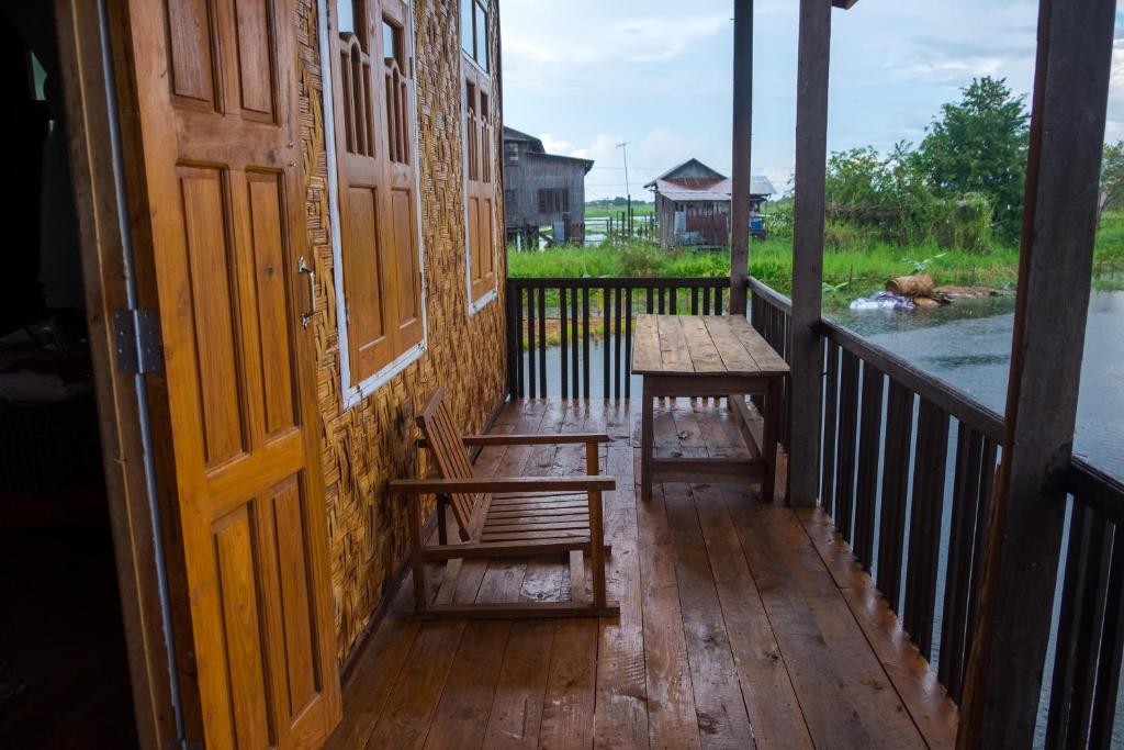 Balkón nebo terasa v ubytování Innthar Lodge Home Stay