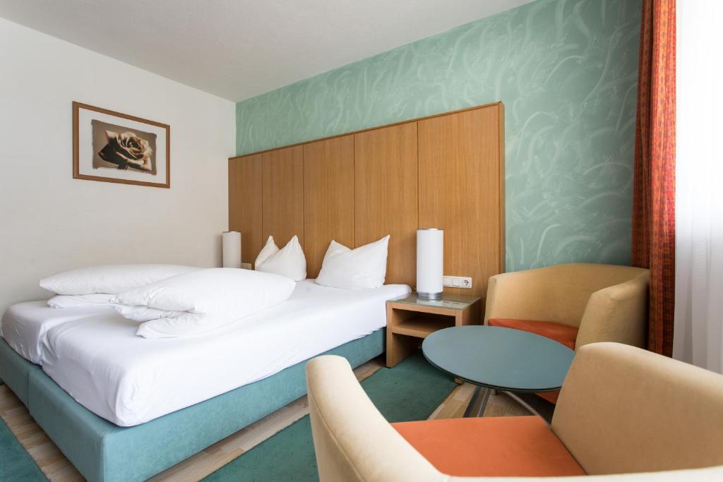 Łóżko lub łóżka w pokoju w obiekcie Hotel Das Zentrum