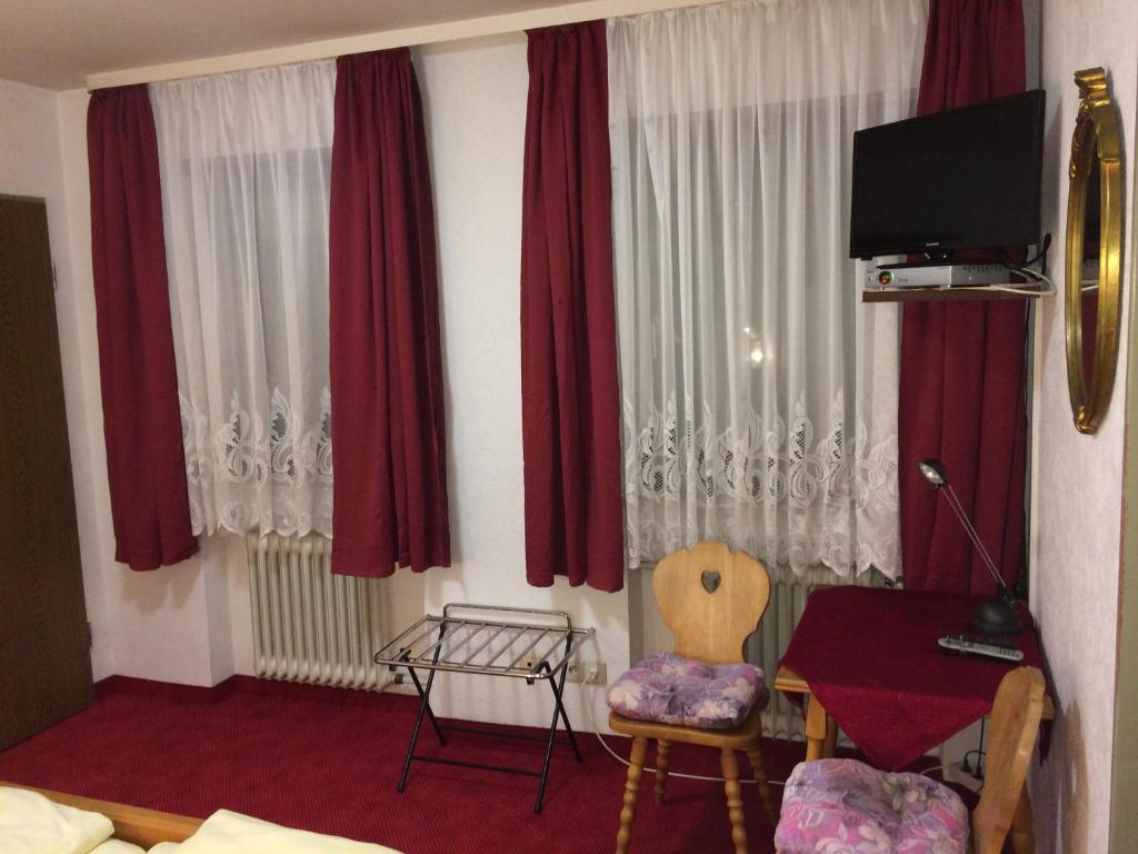 TV a/nebo společenská místnost v ubytování Hotel-Restaurant Hellmann