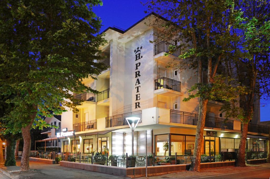 biały budynek z napisem na boku w obiekcie Hotel Prater w Cesenatico