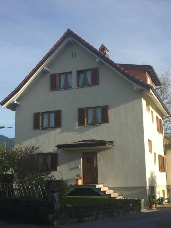 ein großes weißes Haus mit offener Haustür in der Unterkunft Ferienwohnung Albrecht in Dornbirn