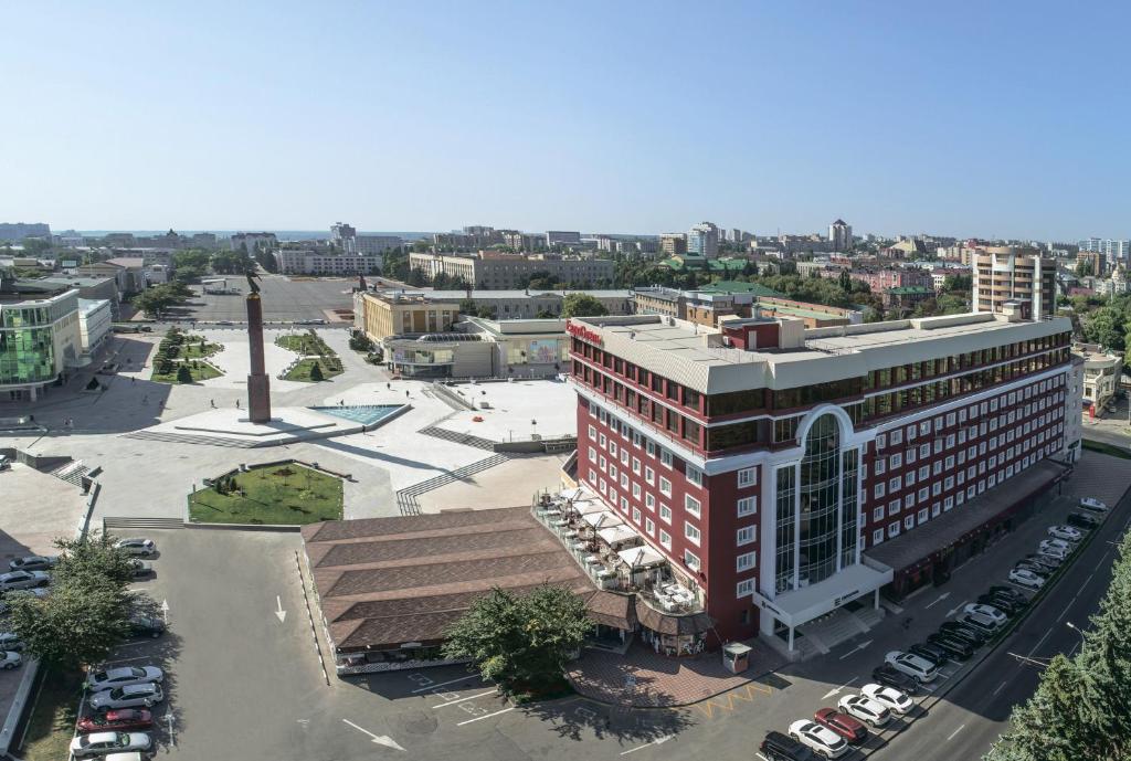 une vue aérienne sur un bâtiment d'une ville dans l'établissement Eurootel Stavropol, à Stavropol