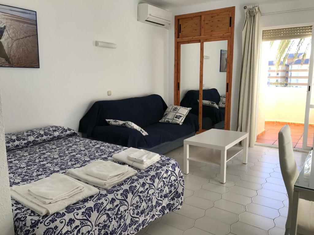 Postel nebo postele na pokoji v ubytování Estudios y Apartamentos Benal Beach