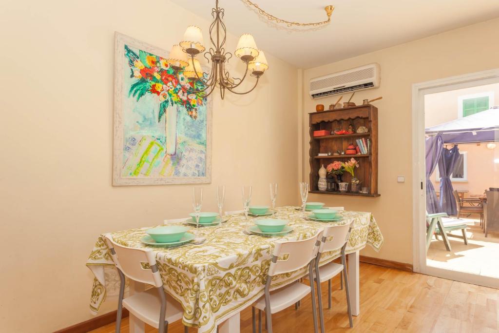 uma sala de jantar com mesa e cadeiras em Brisas em Palma de Maiorca