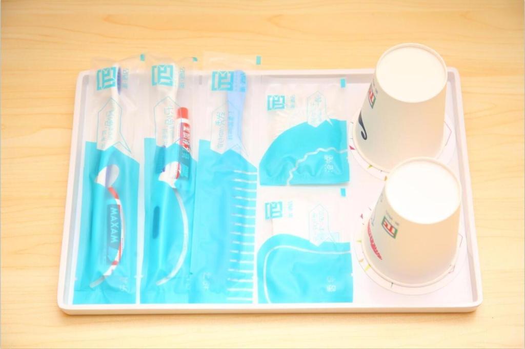 taca ze szczoteczką do zębów i butelką pasty do zębów w obiekcie Pai Hotel Zhangjiakou South Railway Station w mieście Zhangjiakou