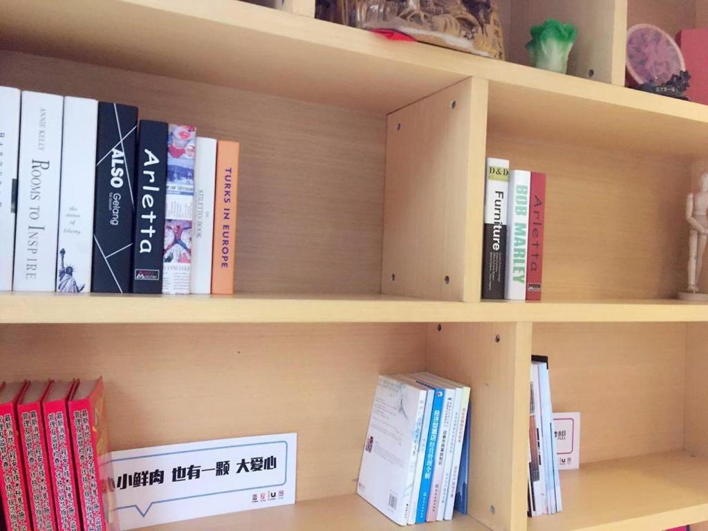 uma estante cheia de livros em Pai Hotel Yining Huarui International Commerce And Trade City em Kipekyüzi