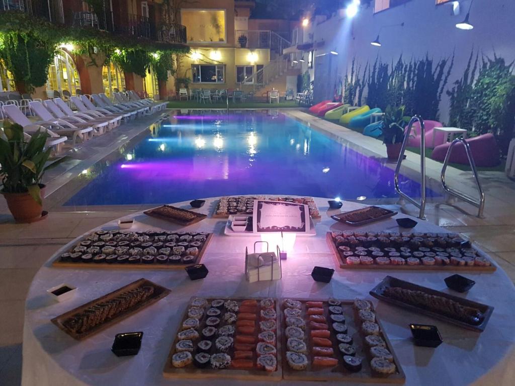 The swimming pool at or close to Los Angeles Hotel & Spa