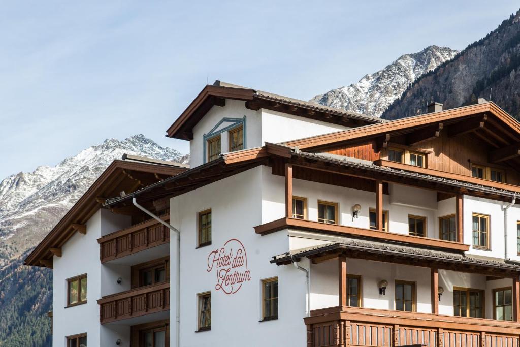 budynek w górach z śniegiem w obiekcie Hotel Das Zentrum w Solden