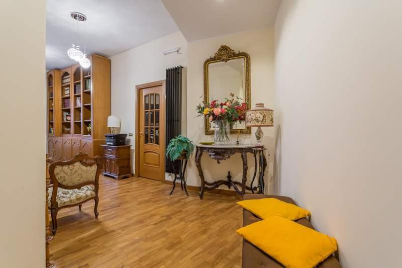 sala de estar con mesa y espejo en Valla18 Guesthouse, en Roma