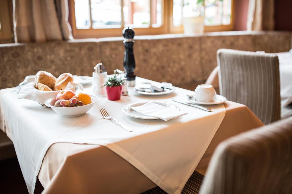 stół z miską owoców i chleba na nim w obiekcie Hotel Das Zentrum w Solden