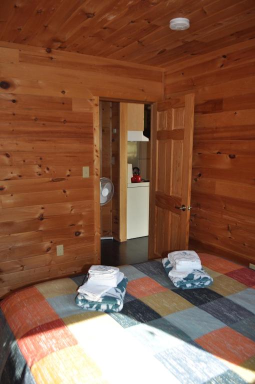 Postel nebo postele na pokoji v ubytování The Sleeping Moose Cottage