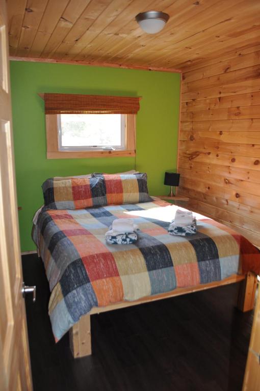 Postel nebo postele na pokoji v ubytování The Sleeping Moose Cottage