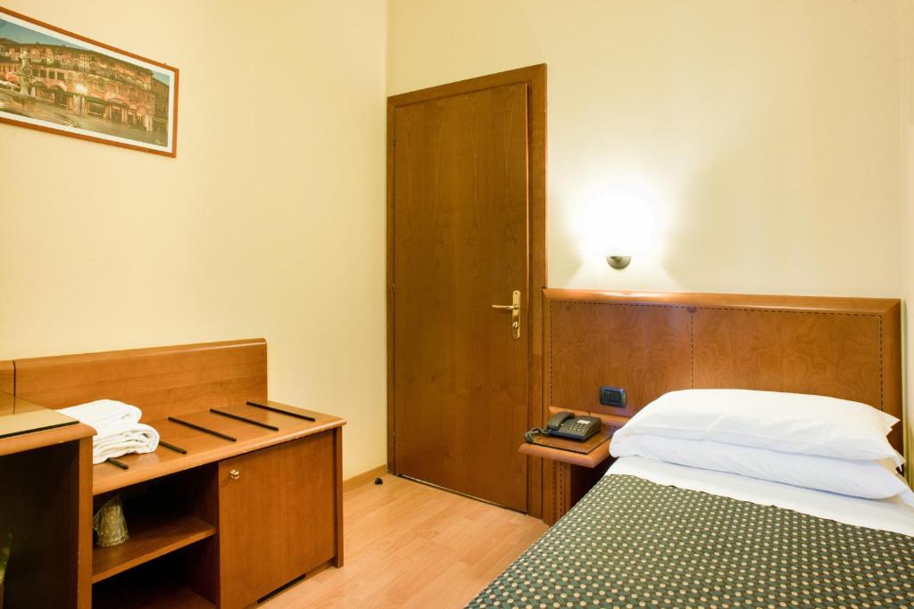 Llit o llits en una habitació de Hotel Gardenia