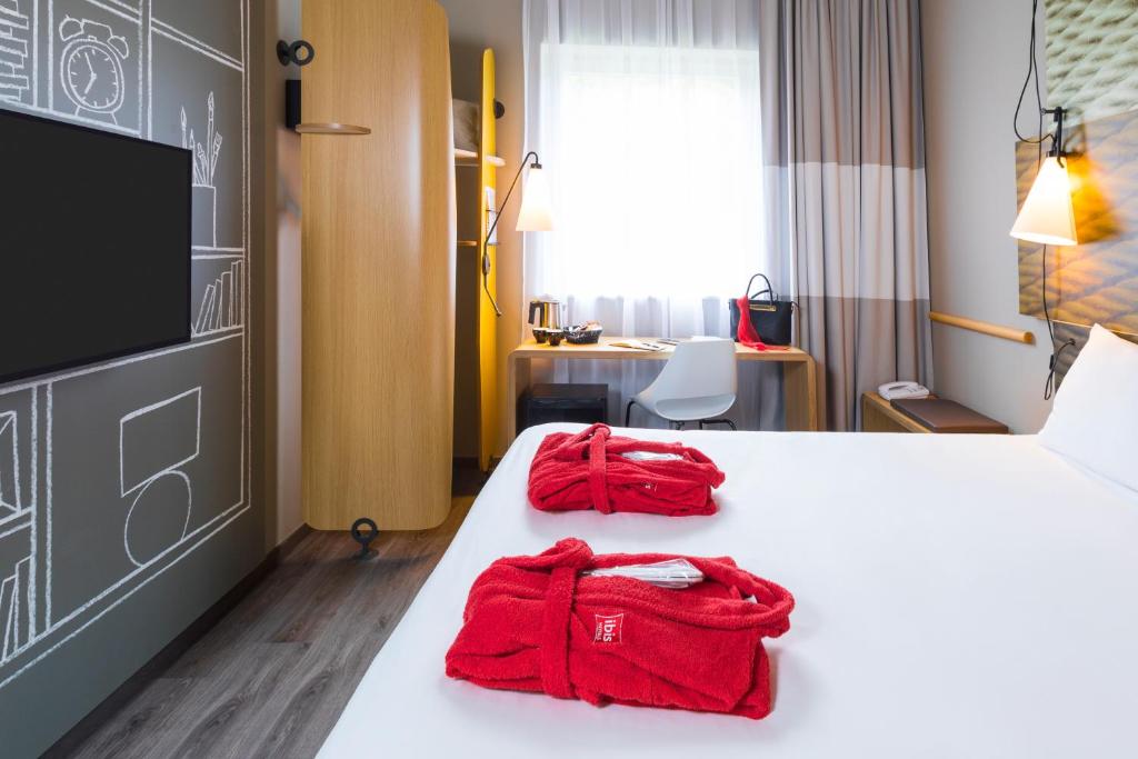 Postel nebo postele na pokoji v ubytování ibis De Haan