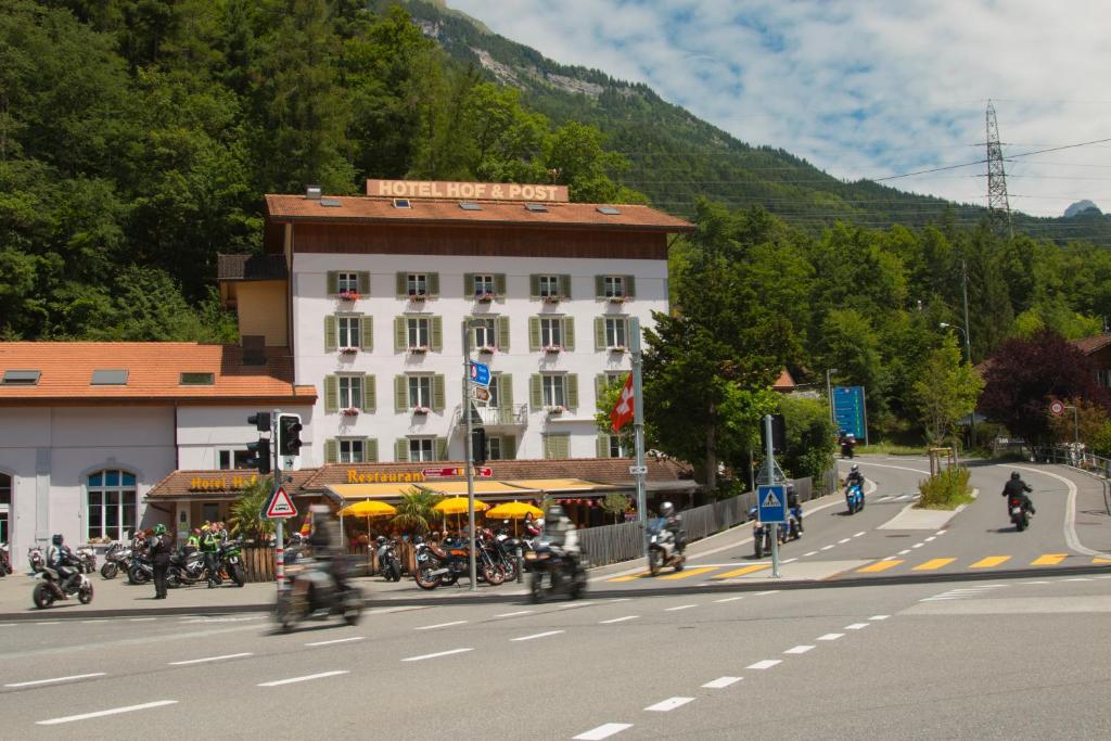 un grupo de personas en motocicleta en una calle de la ciudad en Hotel Hof und Post, en Innertkirchen