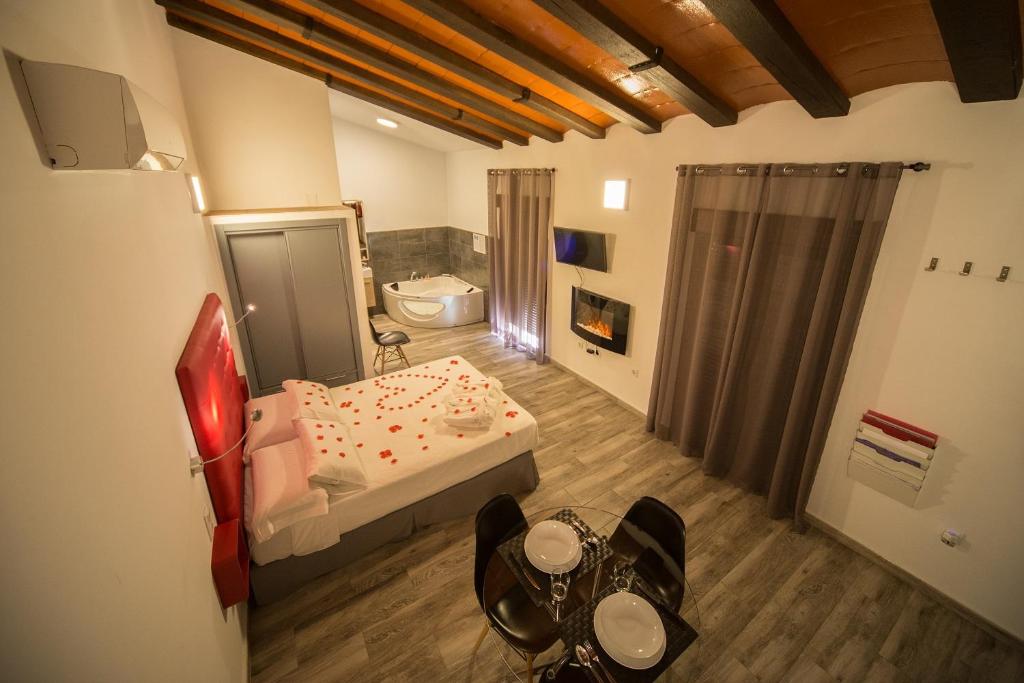 Habitación pequeña con cama y nevera. en Estudios Rurales La Casa de Luis, en Santa Cruz de la Sierra