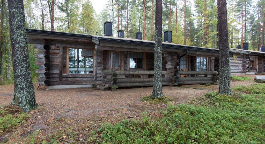 a log cabin in the middle of a forest at Holiday Club Pyhäniemi Cottages in Kihniö