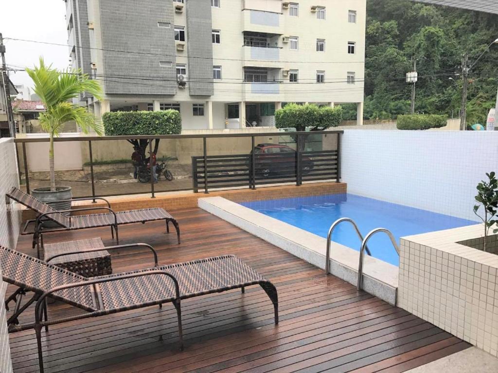 - Balcón con piscina en un edificio en Apartamento em João Pessoa a Poucos Metros do Mar, en João Pessoa