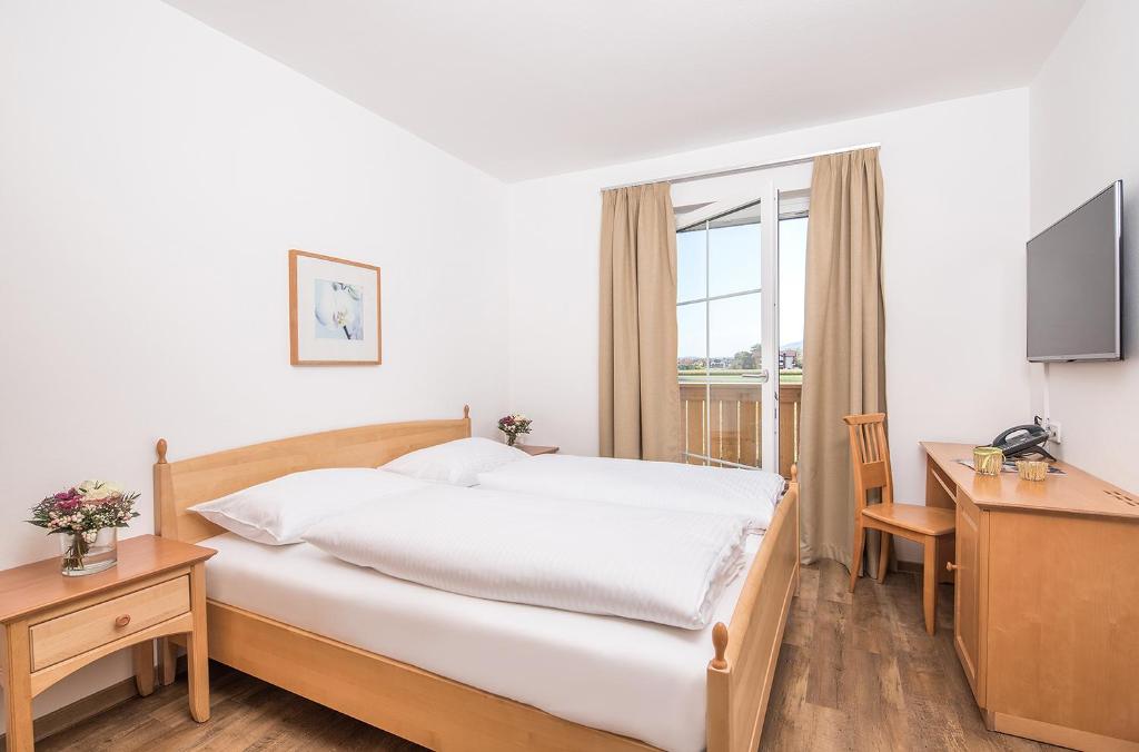 Televízia a/alebo spoločenská miestnosť v ubytovaní Hotel & Restaurant Rupertigau