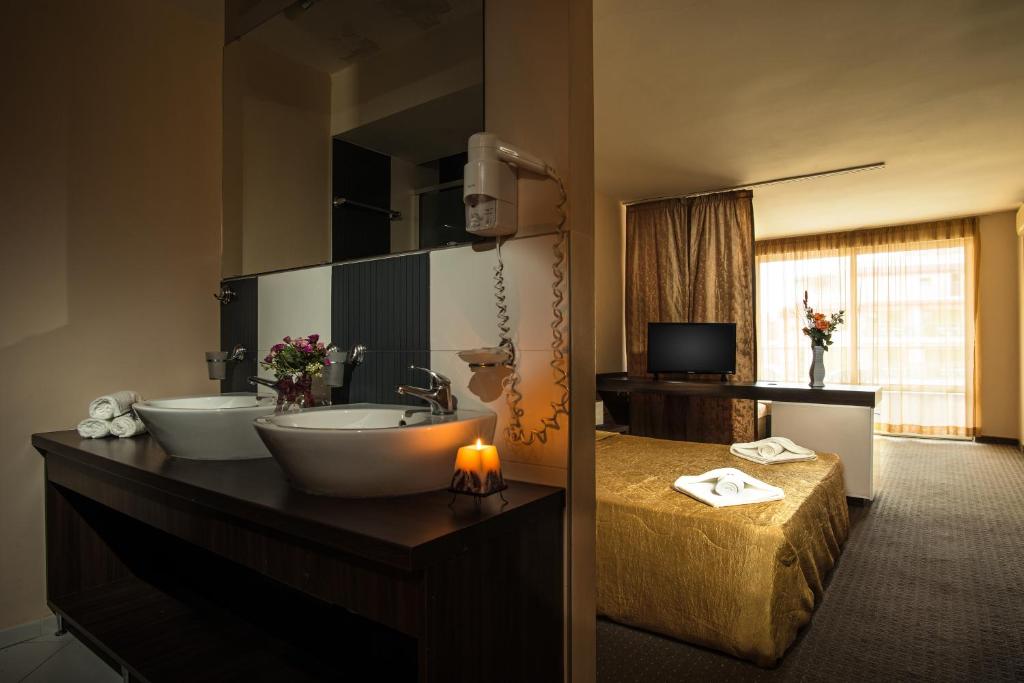 TV a/nebo společenská místnost v ubytování Flagman Hotel