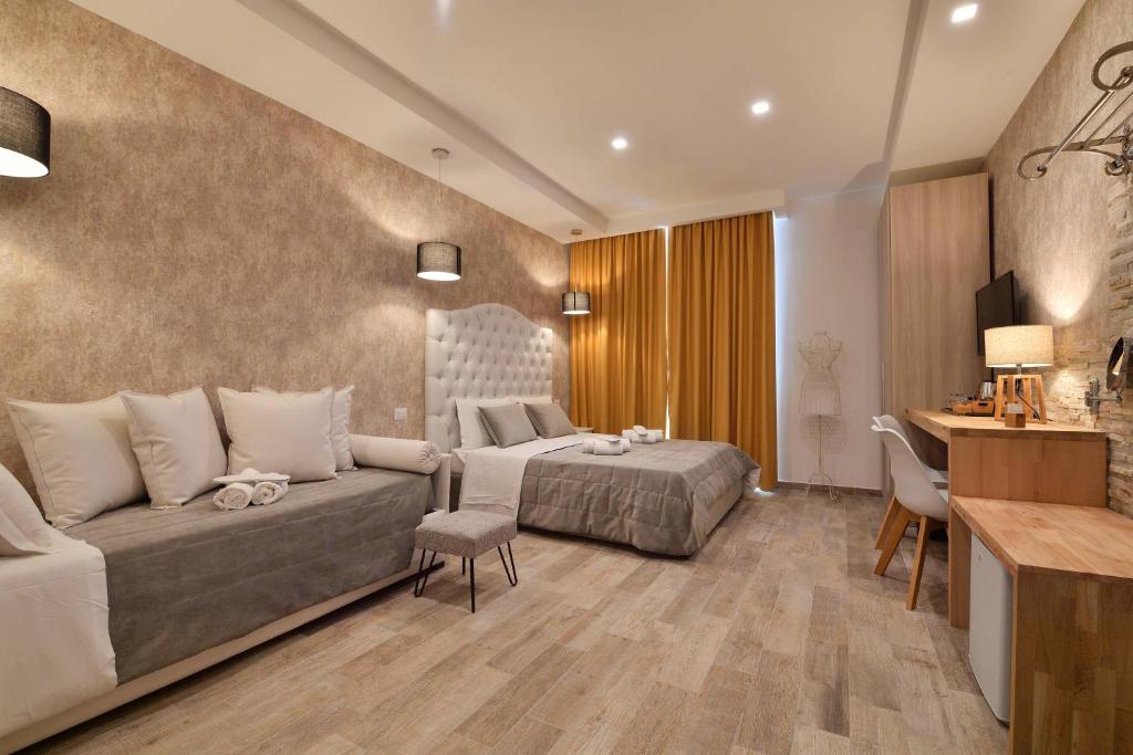 ローマにあるルレ バルベリーニのベッドとソファ付きのホテルルーム