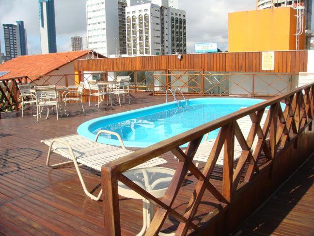 una piscina en la parte superior de un edificio en Marsallis Elegance Flat, en Natal