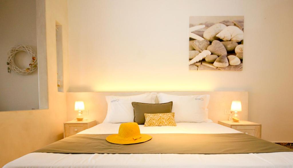 Łóżko lub łóżka w pokoju w obiekcie Anatoli Luxury Studios & Suites
