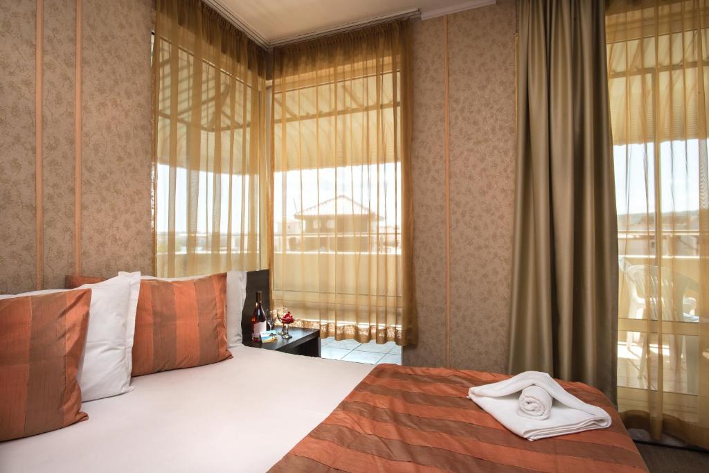 Postel nebo postele na pokoji v ubytování Flagman Hotel