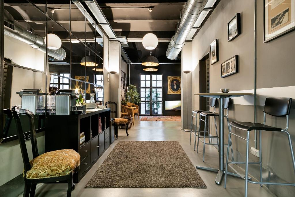 Reštaurácia alebo iné gastronomické zariadenie v ubytovaní Fira Apartments by gaiarooms