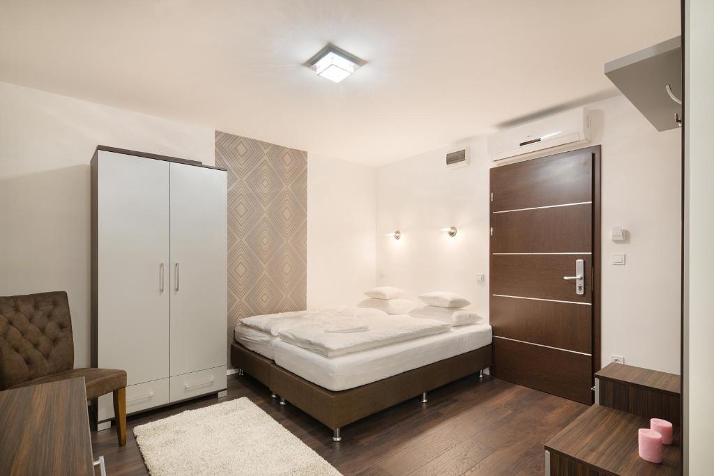 Posteľ alebo postele v izbe v ubytovaní Paulay Downtown Apartments