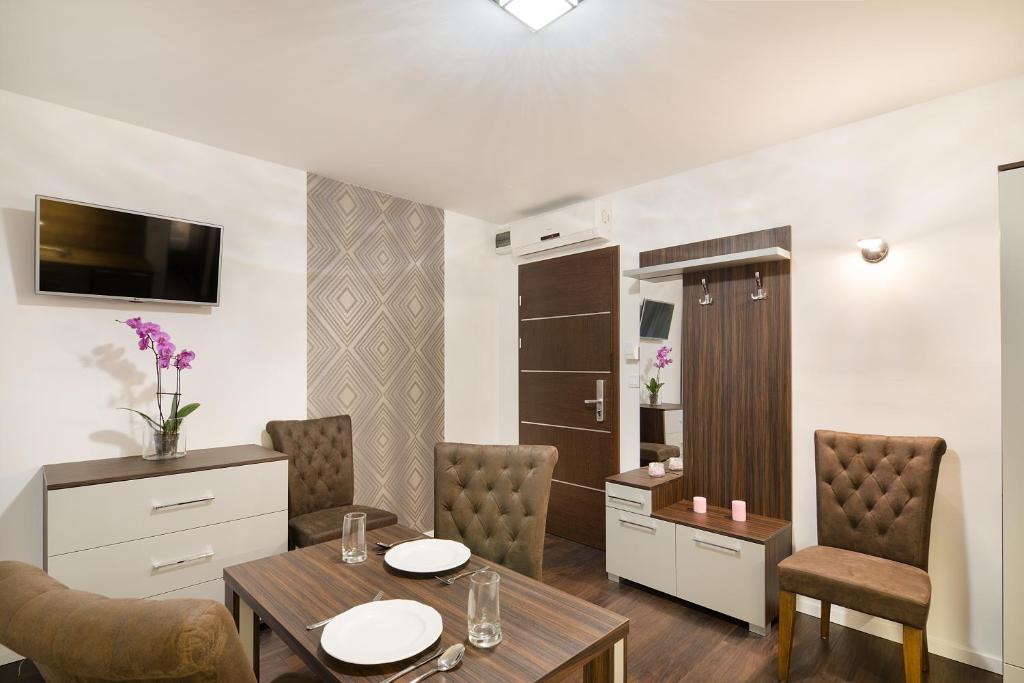 Televízia a/alebo spoločenská miestnosť v ubytovaní Paulay Downtown Apartments