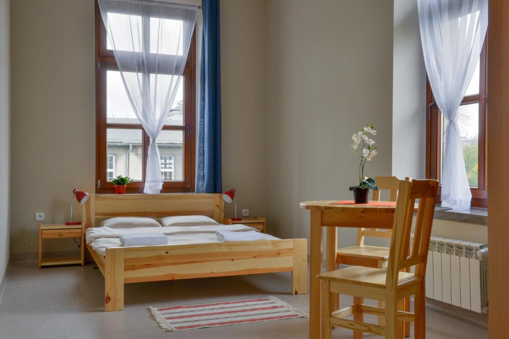 Postel nebo postele na pokoji v ubytování Dom Turysty PTTK w Bielsku - Białej