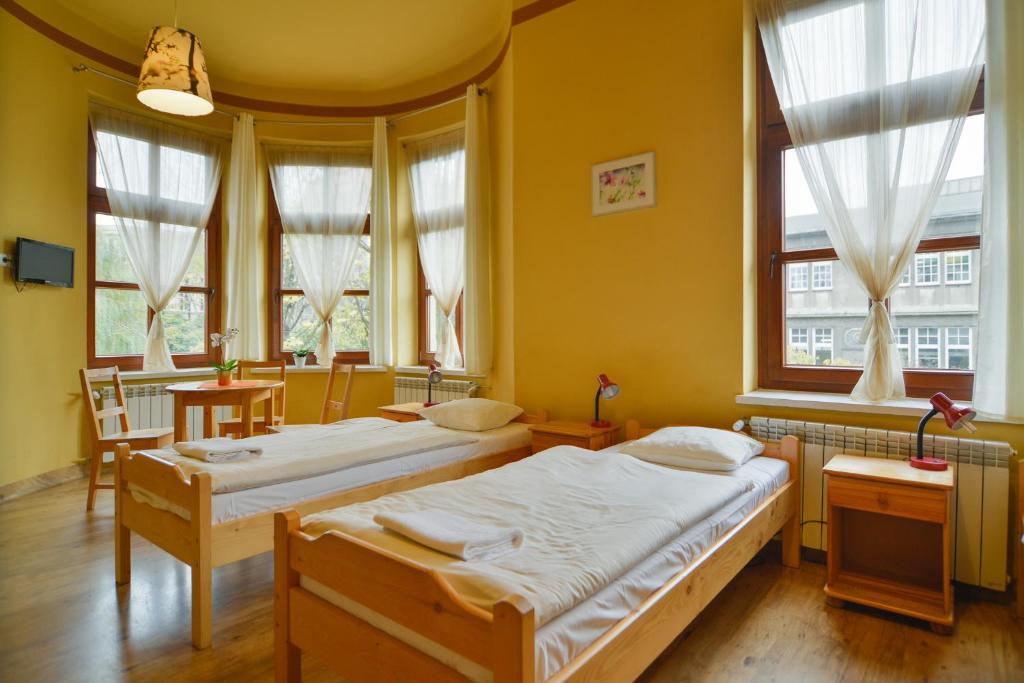 Postel nebo postele na pokoji v ubytování Dom Turysty PTTK w Bielsku - Białej