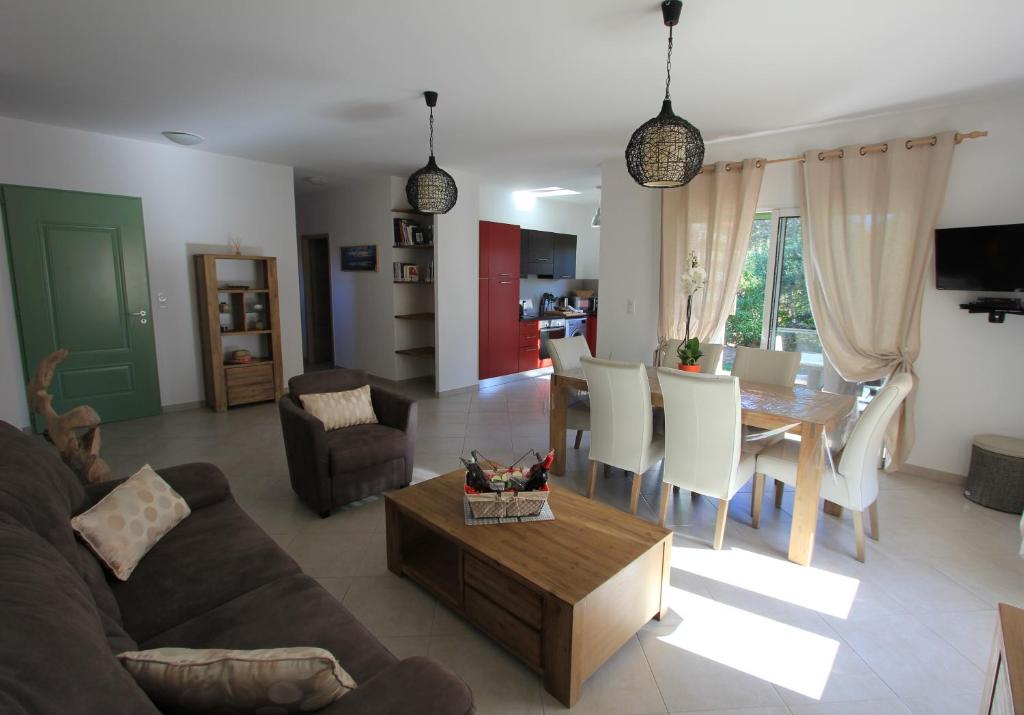 TV a/nebo společenská místnost v ubytování Villas CALA CORSA - 3 et 4 Chambres - CALA ROSSA Porto-Vecchio - Villas entièrement Climatisées avec Piscine Chauffée partagée et Piscines Privées - Internet gratuit