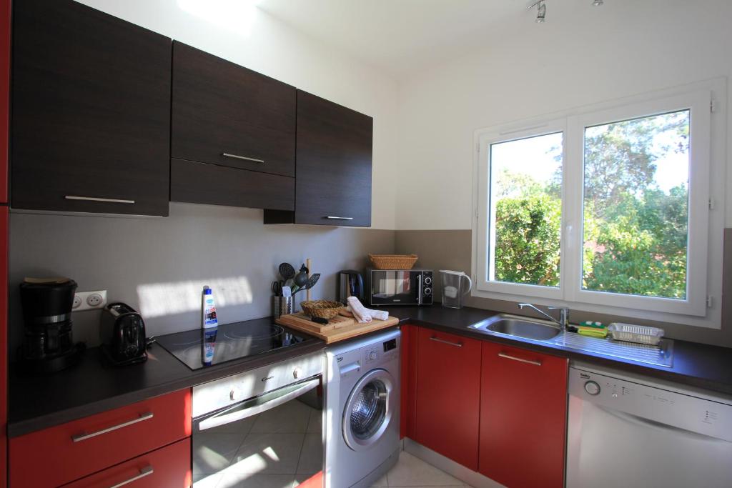 Kuchyň nebo kuchyňský kout v ubytování Villas CALA CORSA - 3 et 4 Chambres - CALA ROSSA Porto-Vecchio - Villas entièrement Climatisées avec Piscine Chauffée partagée et Piscines Privées - Internet gratuit