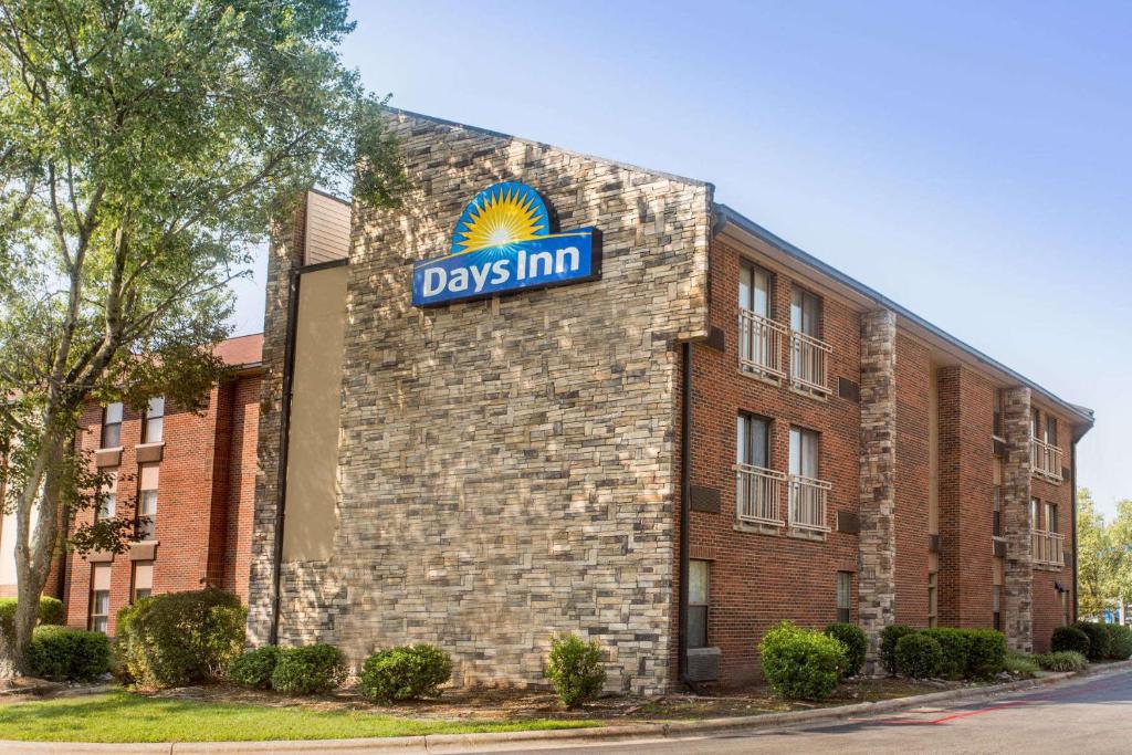 a building with a sign that reads days inn at Days Inn by Wyndham Raleigh-Airport-Research Triangle Park in Morrisville