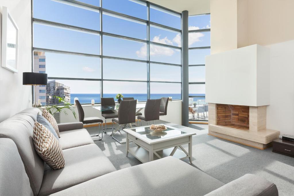 Una sala de estar con un sofá y una chimenea. en Rent Top Apartments Beach-Diagonal Mar, en Barcelona