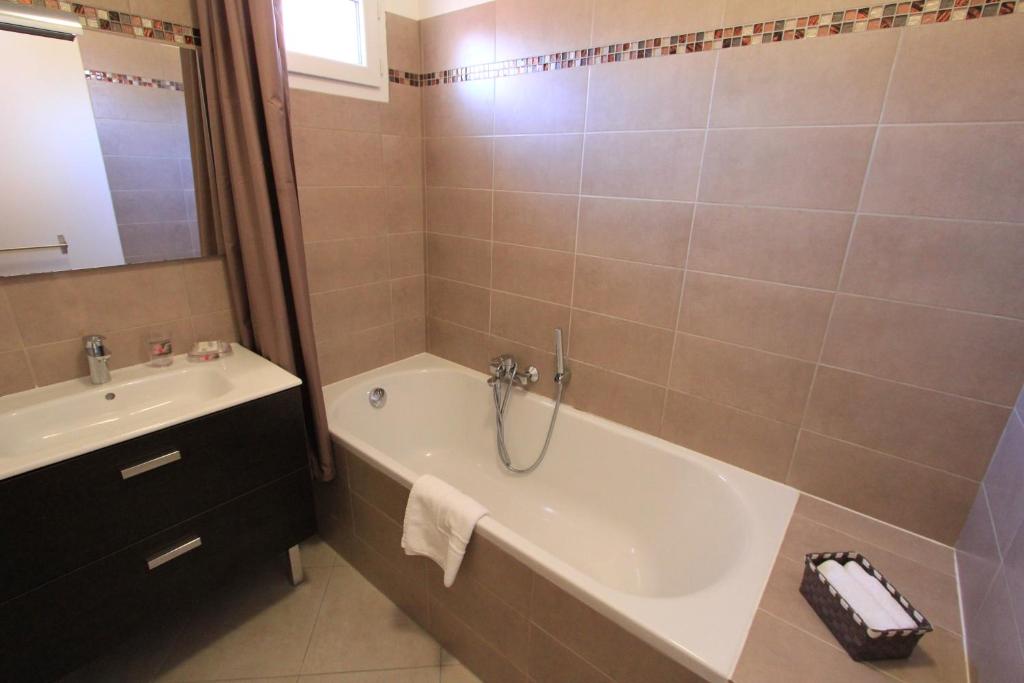 Koupelna v ubytování Villas CALA CORSA - 3 et 4 Chambres - CALA ROSSA Porto-Vecchio - Villas entièrement Climatisées avec Piscine Chauffée partagée et Piscines Privées - Internet gratuit
