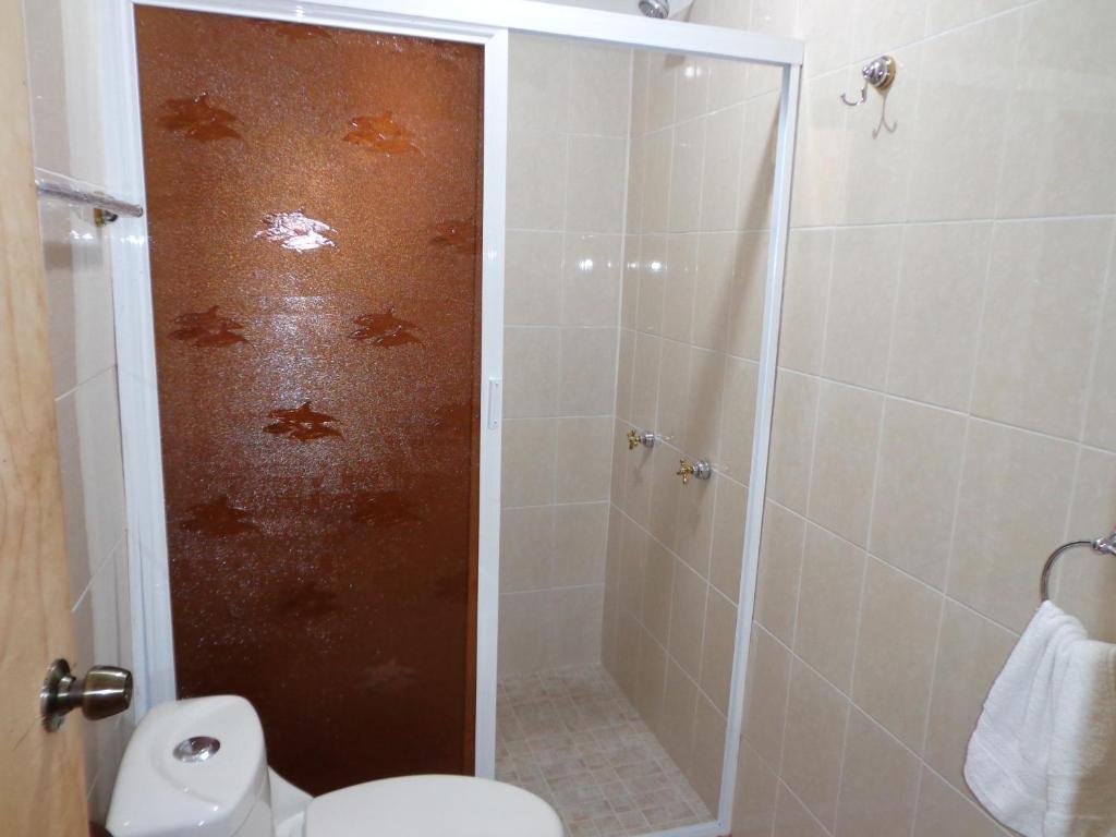 Koupelna v ubytování ZIRAHUÉN CUIN Habitaciones Rústicas