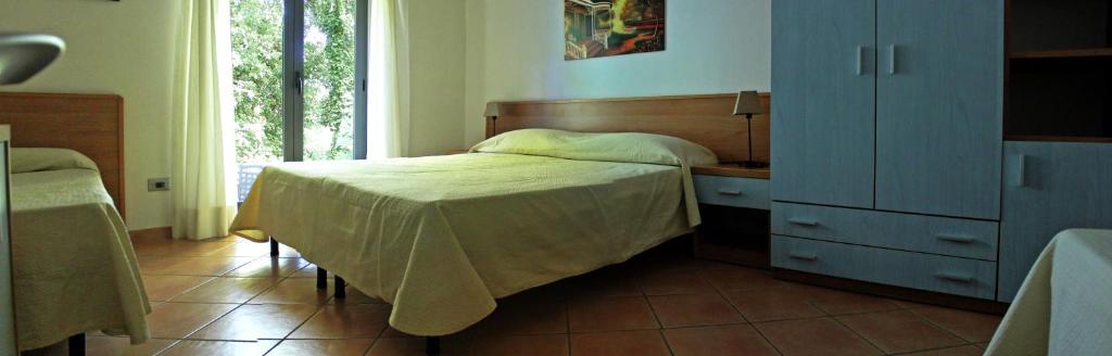 A bed or beds in a room at Verdeblu Country Hotel