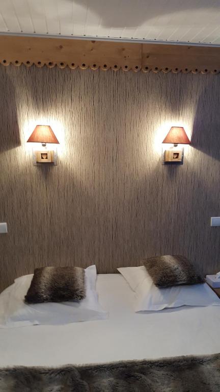 Postel nebo postele na pokoji v ubytování Logis Hotel Les Sapins