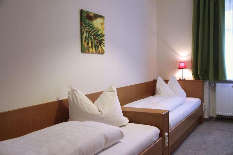 Postel nebo postele na pokoji v ubytování Hotel zur Post
